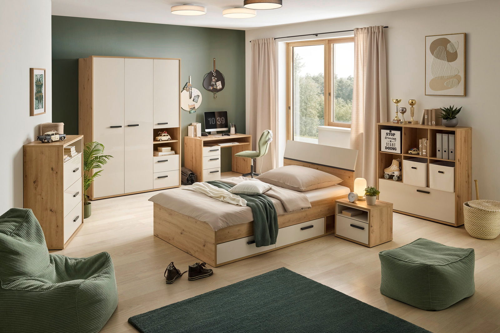 Modernes Bücherregal in einem stilvoll eingerichteten Schlafzimmer, aus hellem Holz mit weißen Akzenten, seitliche Perspektive.