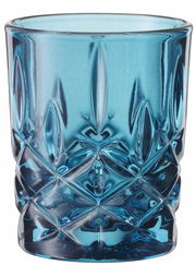 Blaues, kunstvoll geschliffenes Glas im Nahaufnahme, perspektivisch von vorne.