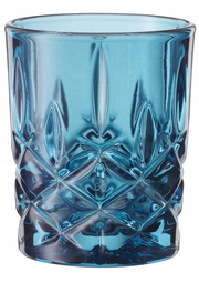 Blaues, kunstvoll geschliffenes Glas im Nahaufnahme, perspektivisch von vorne.