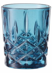Blaues, kunstvoll geschliffenes Glas im Nahaufnahme, perspektivisch von vorne.