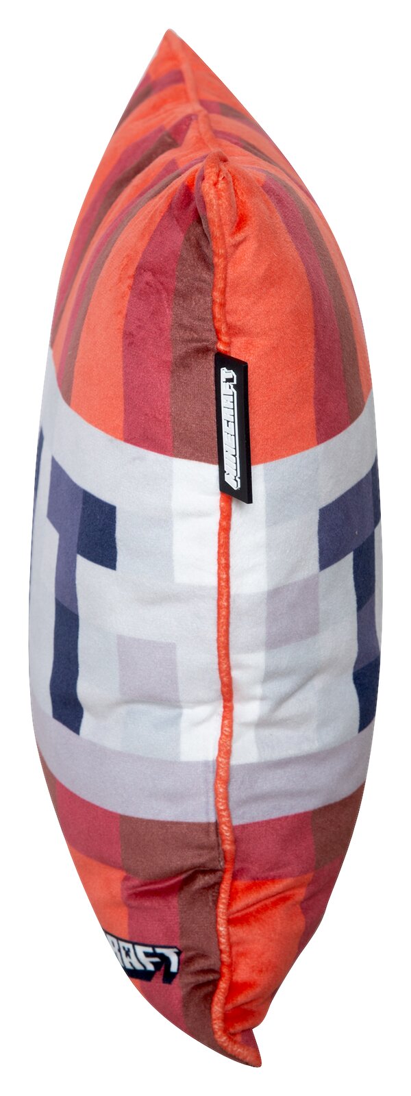 Seitenansicht eines länglichen Dekokissens mit rot-orangen Streifen und blau-weißem Karomuster, sichtbarer orangefarbener Naht und Markenlabel auf weißem Hintergrund