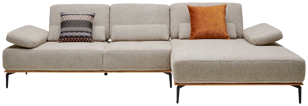 Vooraanzicht van een moderne longchair-set van Valnatura, bekleed met lichte stof en voorzien van twee sierkussens.