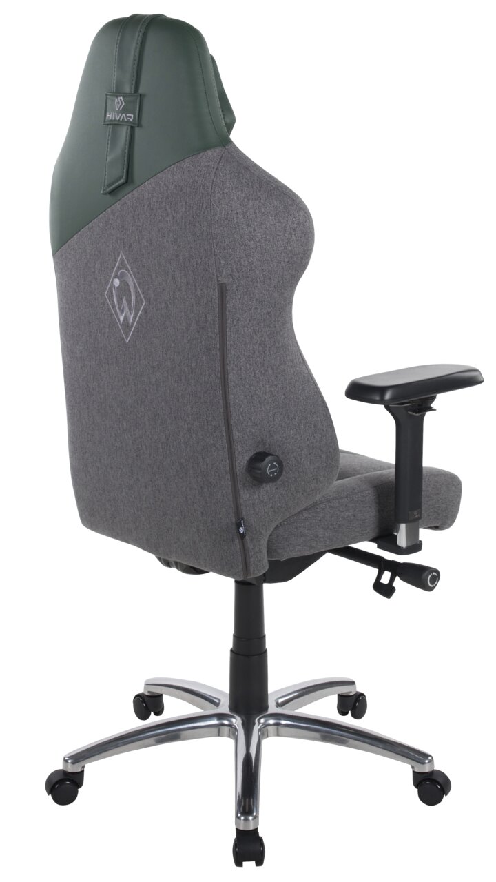 Rückansicht eines grauen Gaming-Stuhls mit grüner Kopfstütze und verstellbaren Armlehnen auf einem Metallfuß mit Rollen.