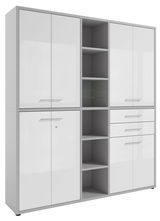 Hochglänzender weißer Aktenschrank mit mehreren Türen und offenen Regalfächern, frontal betrachtet.