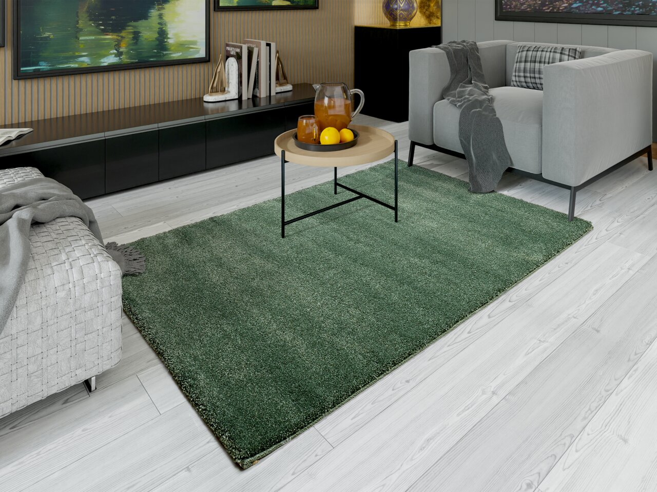 Grüner Uni-Teppich in einem modernen Wohnzimmer, von oben betrachtet, mit grauem Sofa und Couchtisch.