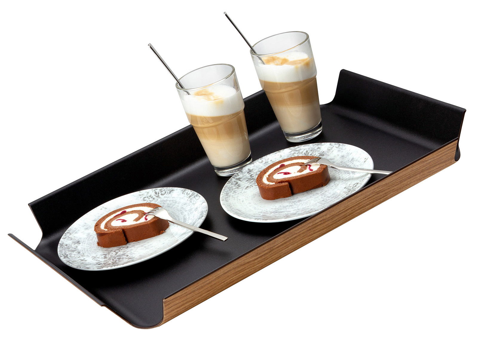 Schwarzes rutschfestes Tablett mit erhöhten Kanten, darauf zwei Gläser Latte Macchiato und zwei Teller mit Kuchenstücken, seitliche Perspektive.