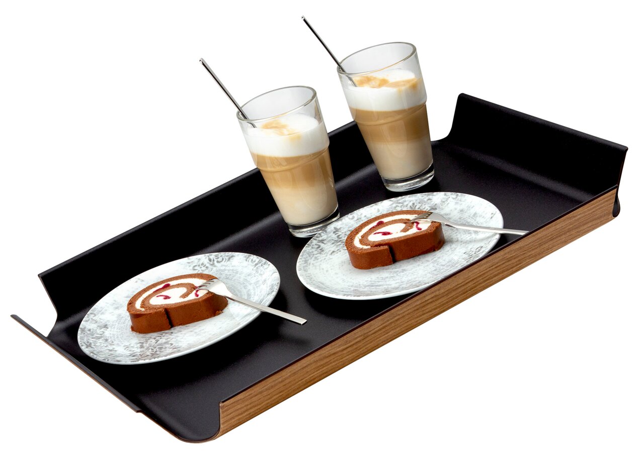 Continenta Rutschfestes Tablett Schwarzes rutschfestes Tablett mit erhöhten Kanten, darauf zwei Gläser Latte Macchiato und zwei Teller mit Kuchenstücken, seitliche Perspektive.