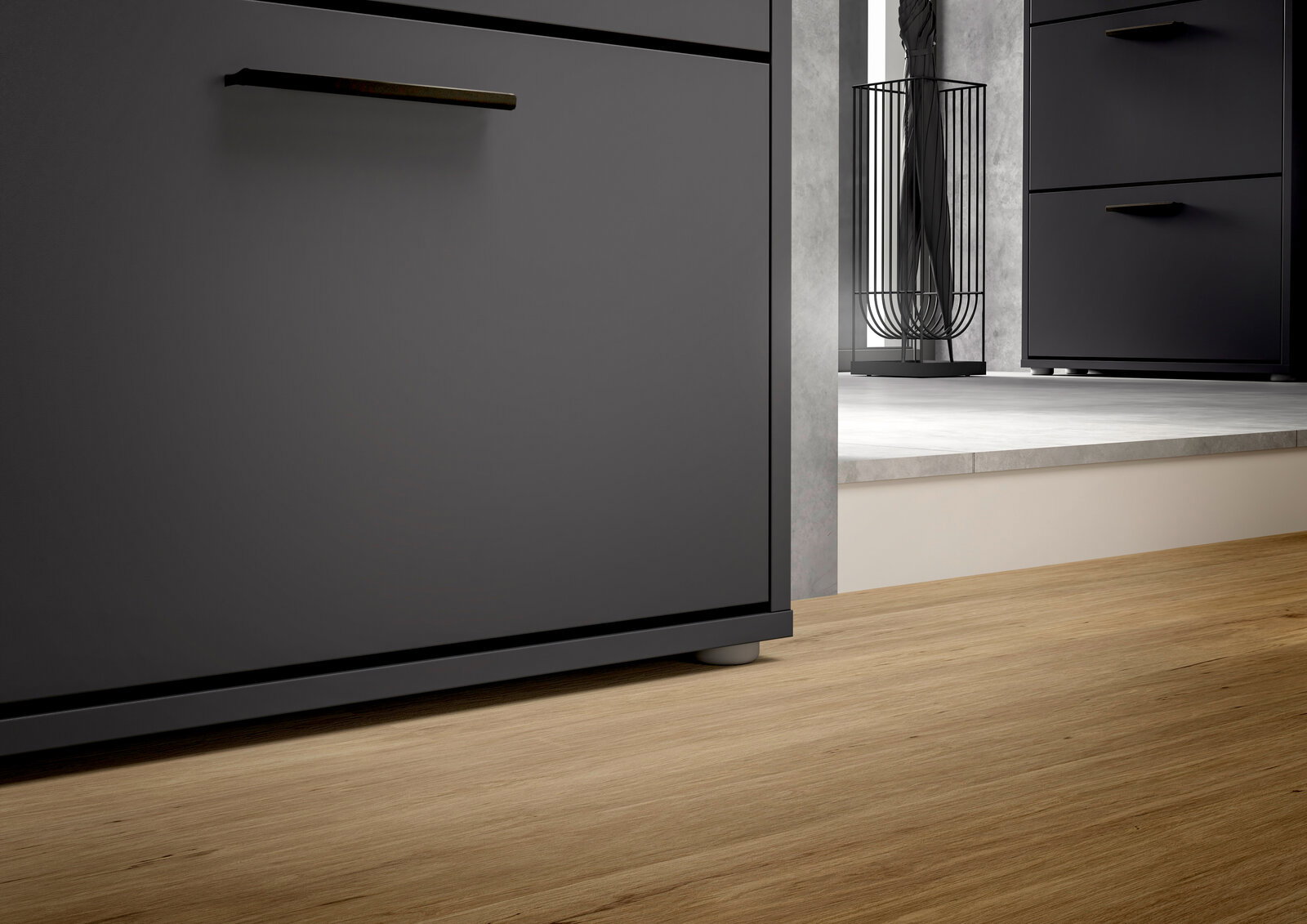 Nahaufnahme eines modernen, dunklen Schuhkippers mit drei Fächern, auf einem Holzfußboden stehend, seitliche Perspektive.