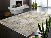 Designer Teppich in einem modernen Wohnzimmer mit Kamin, Pflanzen und dunklem Holzboden, aus der Perspektive von schräg oben fotografiert.