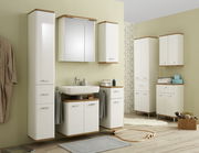 Moderner Hochschrank in einem stilvollen Badezimmer, frontal betrachtet, mit glänzender weißer Oberfläche und Holzdetails.