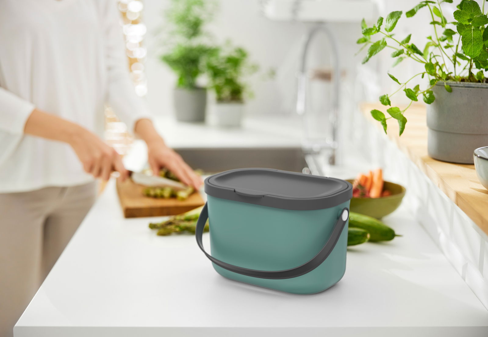 Bioabfallbehälter 3.2 l ALBULA in einer modernen Küche, seitliche Perspektive
