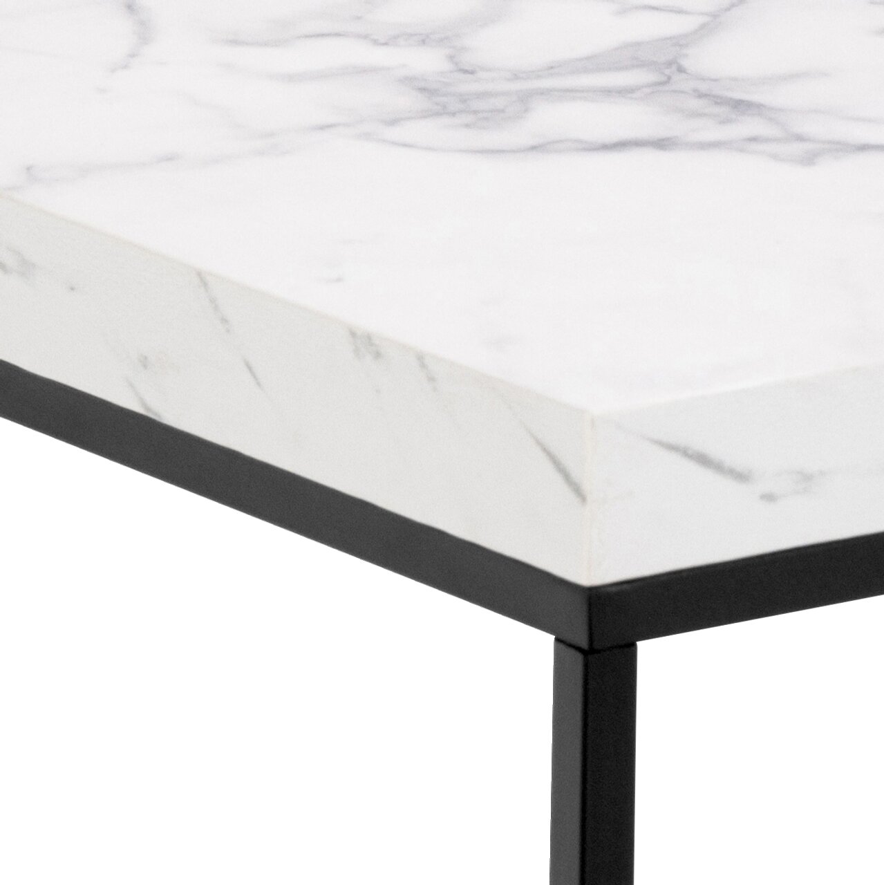 Nahaufnahme eines Couchtischs mit weißer Marmoroptik und schwarzem Metallrahmen, perspektivisch von der Ecke aufgenommen.