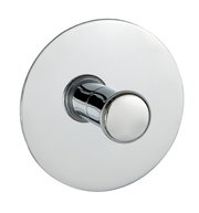 Wandhaken aus Chrom in Nahaufnahme, seitliche Perspektive