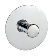 Wandhaken aus Chrom in Nahaufnahme, seitliche Perspektive