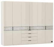 Grote witte kledingkast met meerdere deuren en laden in het midden, een horizontale sierlijst en zwarte handgrepen, gezien vanuit een licht schuin vooraanzicht
