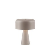 Minimalistische Tischlampe in Beige mit zylindrischem Lampenschirm und konischem Fuß, seitliche Frontansicht vor grauem Hintergrund, Stromkabel sichtbar