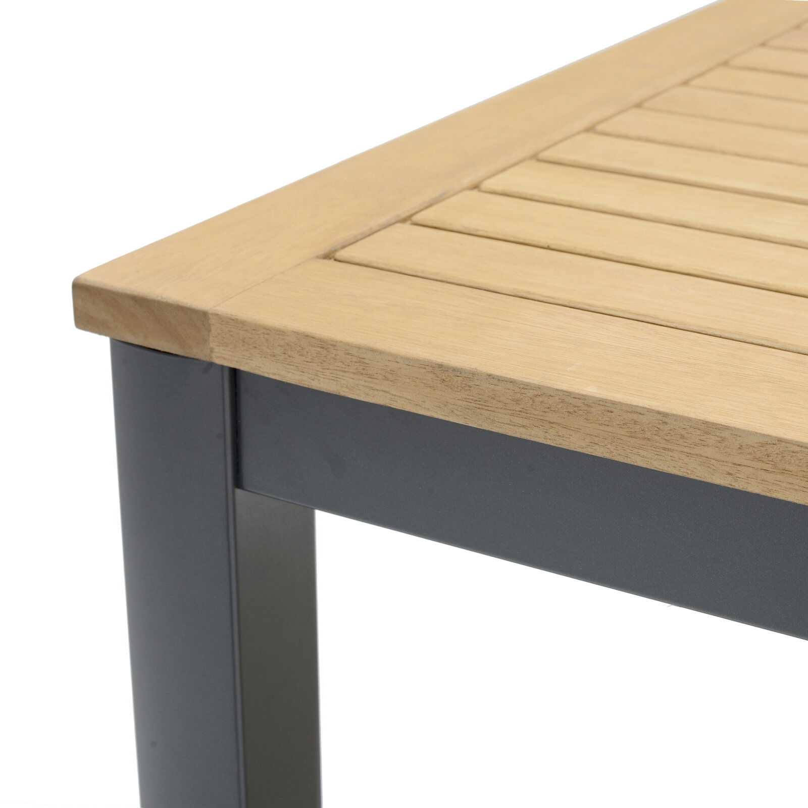 Nahaufnahme eines Gartentisches mit Holzplatte und Metallbeinen, Perspektive von der Ecke