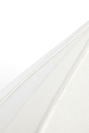 Nahaufnahme einer weißen Hängeleuchte aus Stoff, die die Textur und die Falten des Materials zeigt.