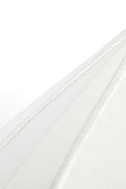 Nahaufnahme einer weißen Hängeleuchte aus Stoff, die die Textur und die Falten des Materials zeigt.