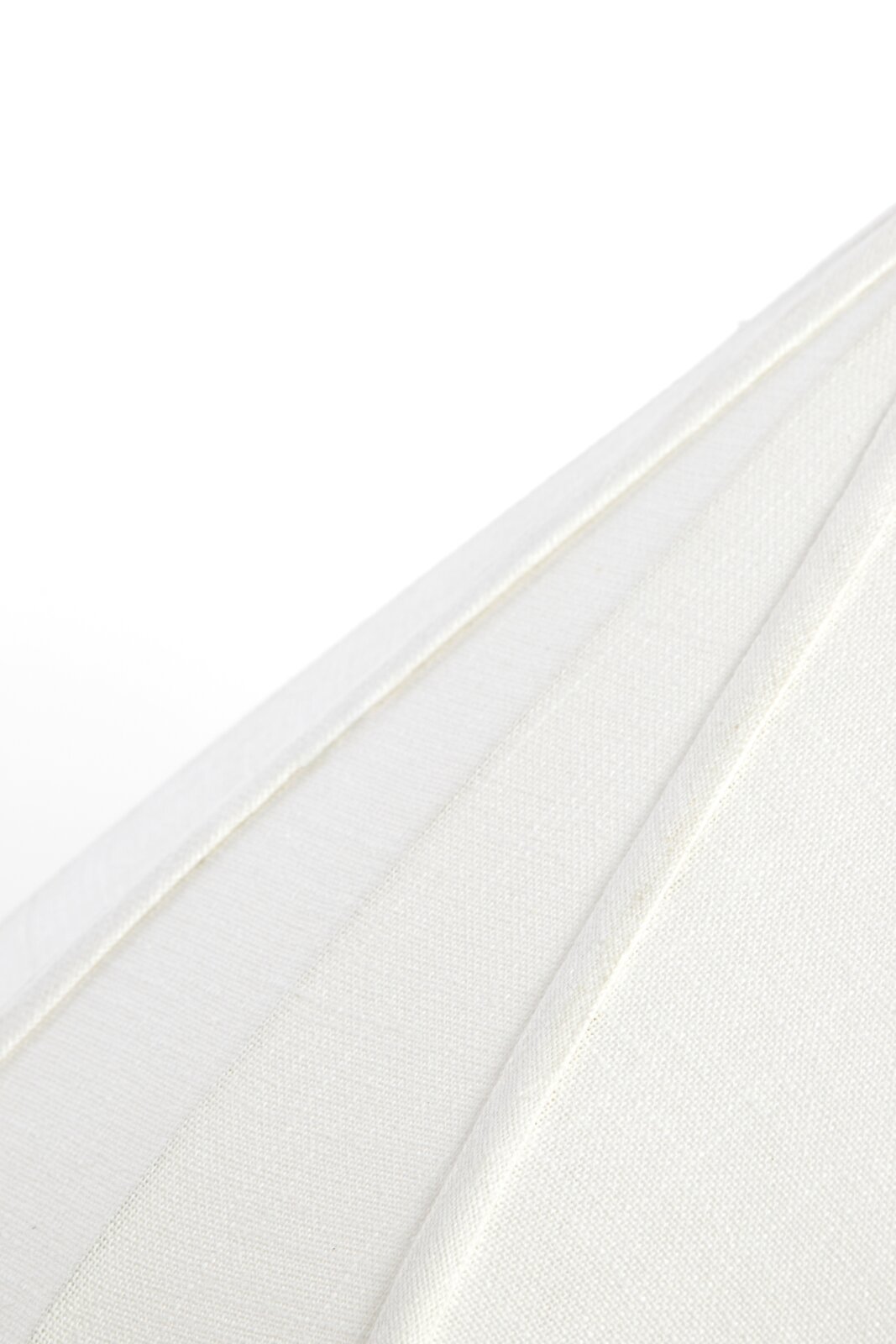 Nahaufnahme einer weißen Hängeleuchte aus Stoff, die die Textur und die Falten des Materials zeigt.
