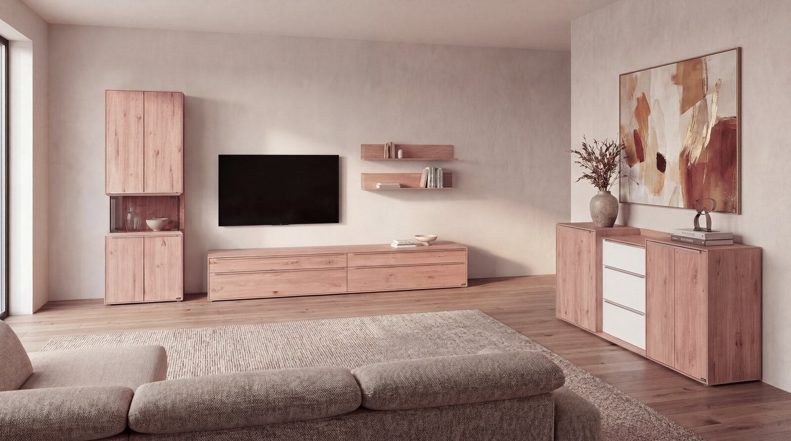 Hülsta Wandkombination MADERA Modernes Wohnzimmer-Setup mit hellen Holz-Wohnmöbeln: links Vitrine/Schrank, mittig Lowboard unter wandmontiertem TV und zwei Wandregale, rechts Sideboard mit weißen Schubladen und Deko; frontale Raumansicht in leichter Weitwinkel-Perspektive.