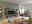 Wohnwandkombination in modernem Wohnzimmer mit Holz- und Grautönen, bestehend aus TV-Schrank, Vitrine und Sideboard, aus frontaler Perspektive.