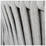 Nahaufnahme der geflochtenen Textur einer Loungegarnitur aus hellem Material, seitliche Perspektive.