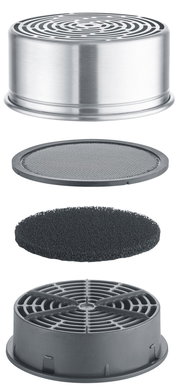 Explosionsansicht eines rauchfreien Raclette-Filters mit mehreren Schichten aus Metall und Kunststoff, seitliche Perspektive.