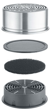 Explosionsansicht eines rauchfreien Raclette-Filters mit mehreren Schichten aus Metall und Kunststoff, seitliche Perspektive.