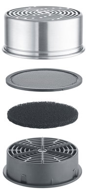 Explosionsansicht eines rauchfreien Raclette-Filters mit mehreren Schichten aus Metall und Kunststoff, seitliche Perspektive.