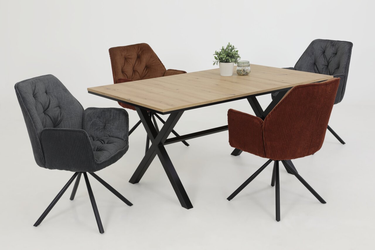 Z2 Armlehnstuhl INGE Esszimmer mit einem rechteckigen Holztisch und vier Armlehnstühlen in verschiedenen Farben, aus der Perspektive von schräg oben fotografiert.
