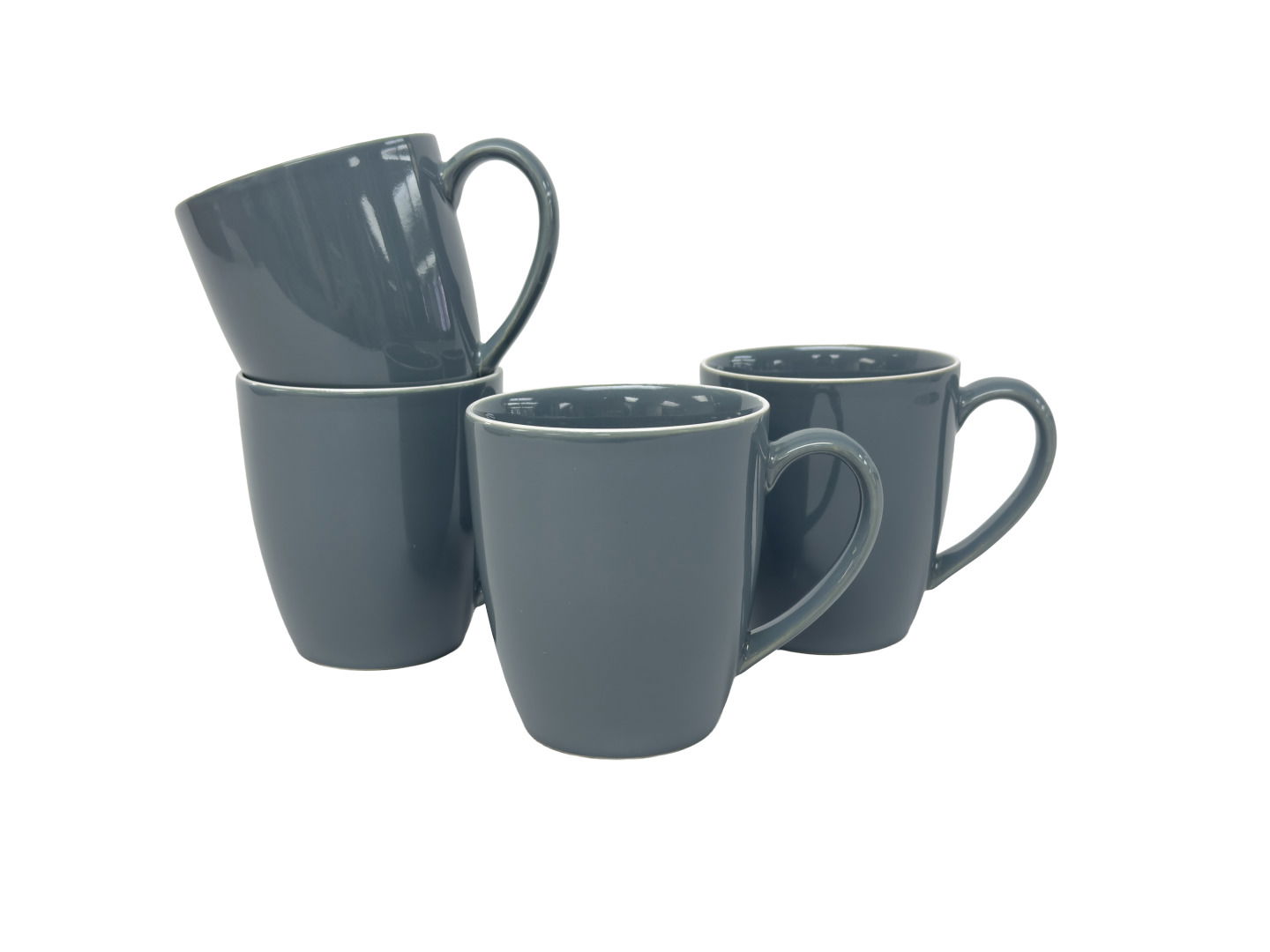 Vier dunkelgraue Kaffeebecher in einem Set, zwei gestapelt, aus seitlicher Perspektive fotografiert.