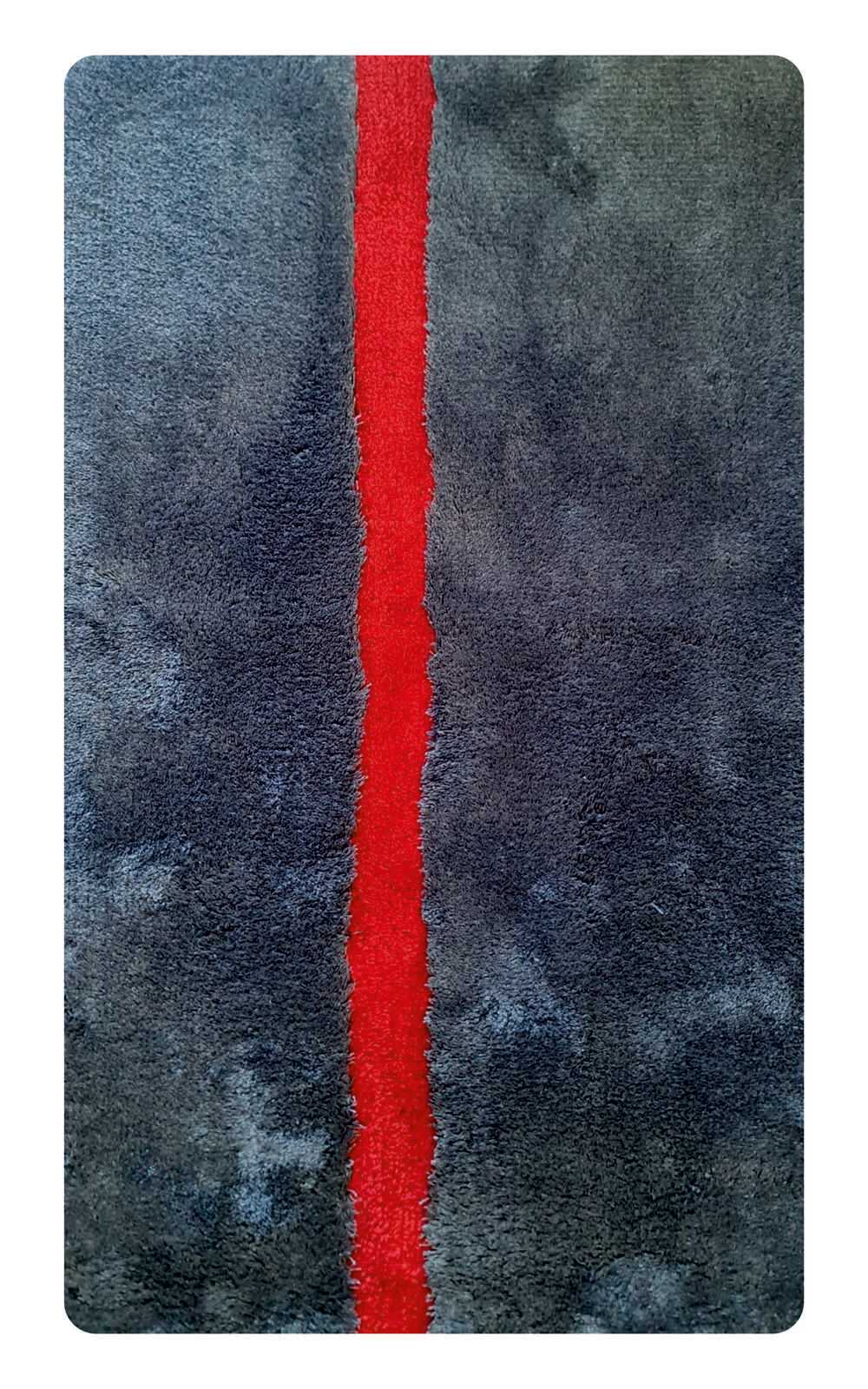 Badteppich in Grau mit rotem Streifen, Draufsicht