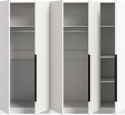 Weißer Kleiderschrank mit geöffneten Türen, Innenraum mit Kleiderstangen und Regalböden, Frontansicht leicht schräg von vorn