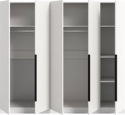 Weißer Kleiderschrank mit geöffneten Türen, Innenraum mit Kleiderstangen und Regalböden, Frontansicht leicht schräg von vorn