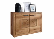 Frontale Ansicht eines Sideboards aus Holz mit zwei Schubladen und zwei Türen, dekoriert mit Vasen und gerahmten Bildern.