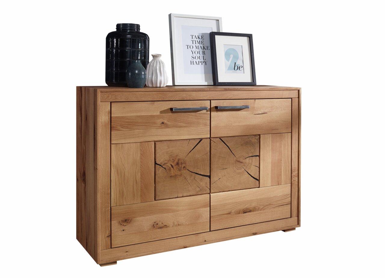 Frontale Ansicht eines Sideboards aus Holz mit zwei Schubladen und zwei Türen, dekoriert mit Vasen und gerahmten Bildern.