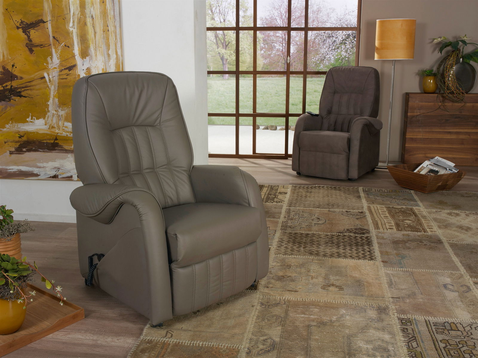 Himolla Fernsehsessel 9687 QUARTETT Zwei bequeme Fernsehsessel in einem stilvoll eingerichteten Wohnzimmer, mit Blick auf den vorderen Sessel aus Leder in der linken Bildhälfte.