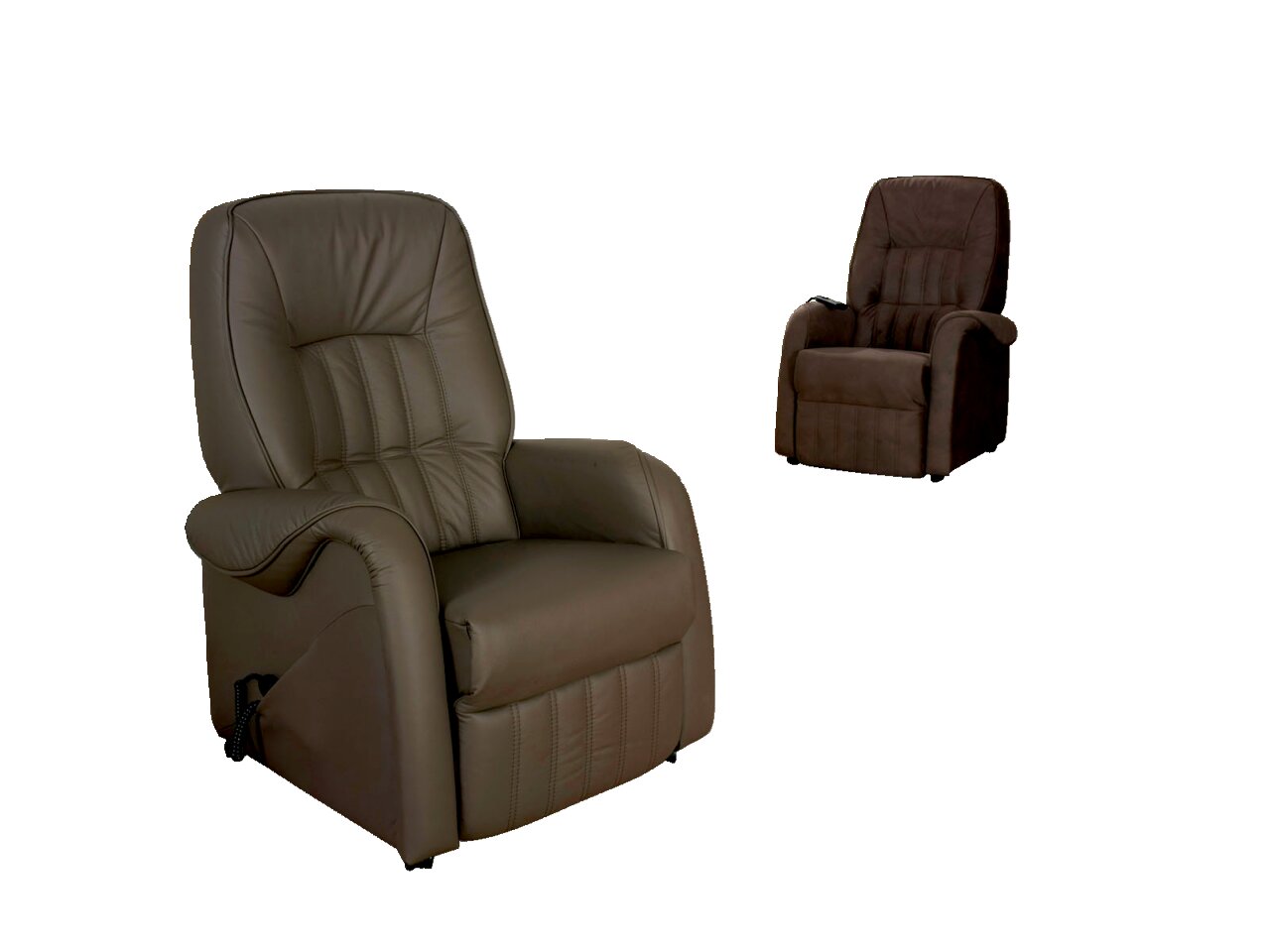 Zwei bequeme Fernsehsessel in einem stilvoll eingerichteten Wohnzimmer, mit Blick auf den vorderen Sessel aus Leder in der linken Bildhälfte.