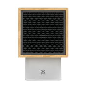 Messerblock aus Holz mit schwarzer Einsatzfläche, frontal betrachtet, auf einem silbernen Sockel mit WMF-Logo.