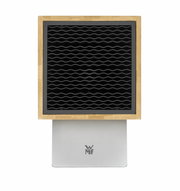 Messerblock aus Holz mit schwarzer Einsatzfläche, frontal betrachtet, auf einem silbernen Sockel mit WMF-Logo.