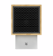 Messerblock aus Holz mit schwarzer Einsatzfläche, frontal betrachtet, auf einem silbernen Sockel mit WMF-Logo.