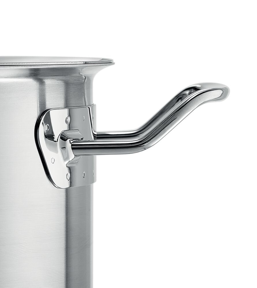 Nahaufnahme eines Edelstahl-Topfes mit glänzendem Griff, seitliche Perspektive