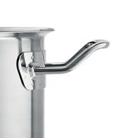 Nahaufnahme eines Edelstahl-Topfes mit glänzendem Griff, seitliche Perspektive