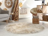 Runder Designer Teppich in einem modernen Wohnzimmer mit Holzelementen, aus der Vogelperspektive fotografiert.