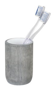 Zahnputzbecher mit Streifenmuster, frontal fotografiert, mit zwei transparenten Zahnbürsten darin.