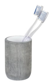 Tandenborstelbeker met streepjespatroon, van voren gefotografeerd, met daarin twee doorzichtige tandenborstels.