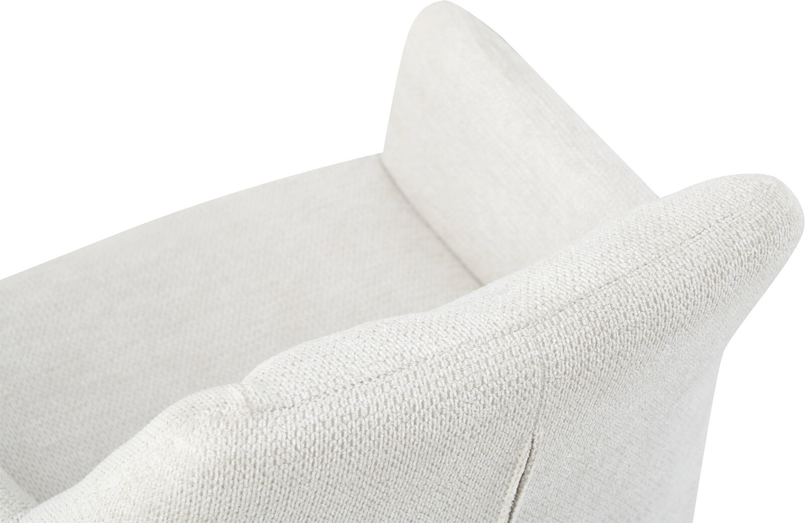 Nahaufnahme eines cremeweißen, strukturierten Polsterstuhls mit geschwungener Rückenlehne und Armlehne, schräg von oben aus der Seitenperspektive vor weißem Hintergrund