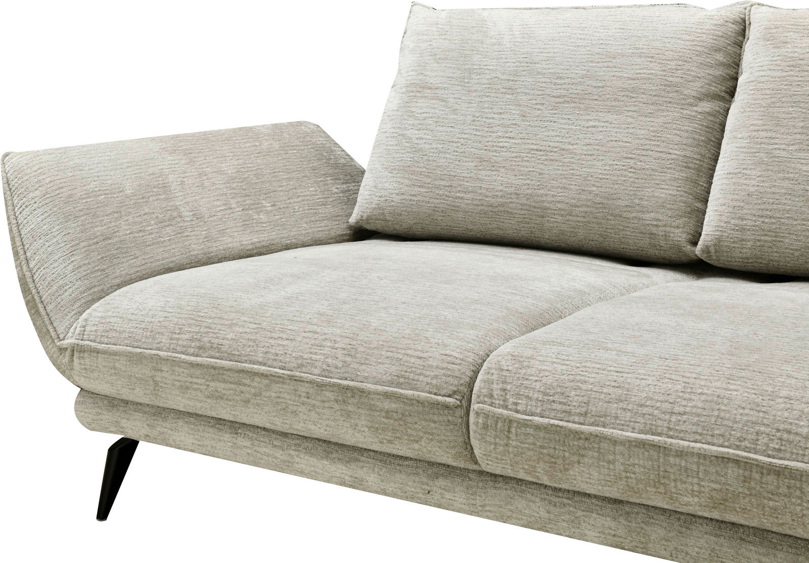 Detailansicht eines modernen, hellgrauen Longchairs mit weichem Stoffbezug und schwarzen, schrägen Beinen. Perspektive von der linken Seite.