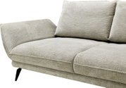 Detailansicht eines modernen, hellgrauen Longchairs mit weichem Stoffbezug und schwarzen, schrägen Beinen. Perspektive von der linken Seite.